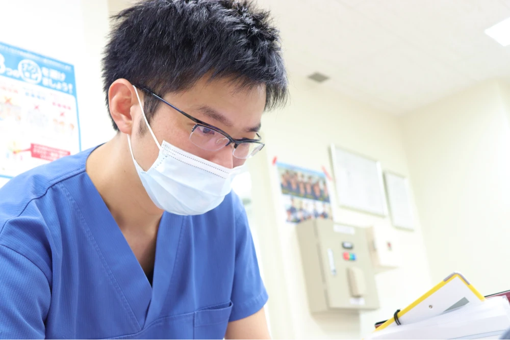 内科医局での真剣な眼差し