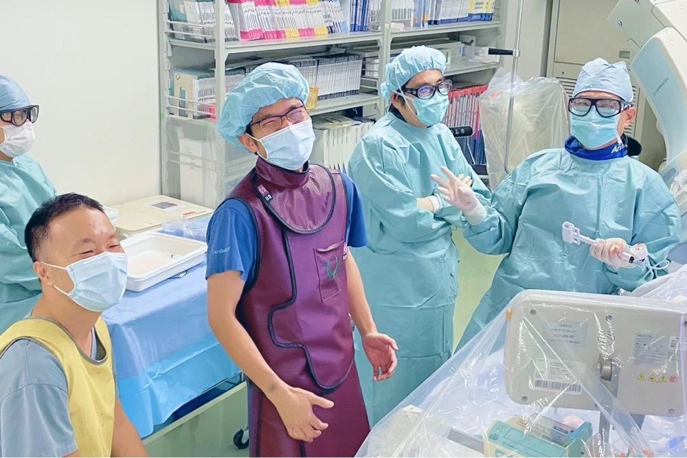 EVT後の和やかな⼀場⾯。右から關部⻑、渡邉科⻑、⻘野先⽣、今井科⻑