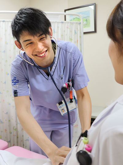 お腹の音を聞く管理栄養士