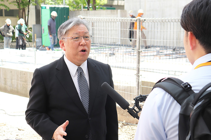 取材を受ける入江理事長