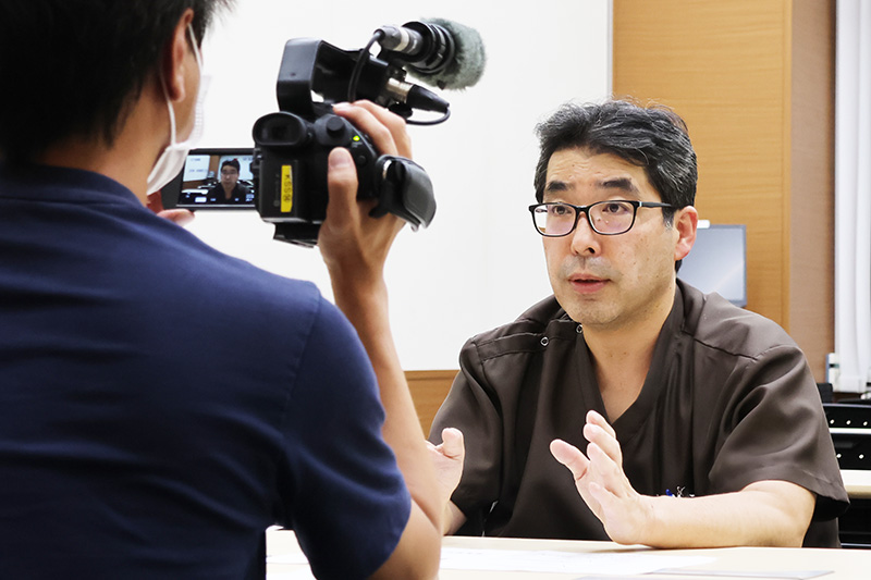 取材を受ける石田医師