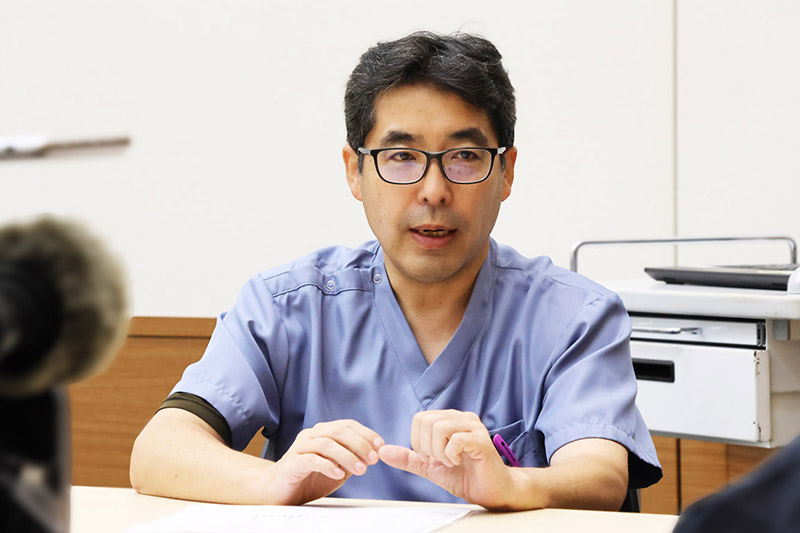 取材を受ける石田医師