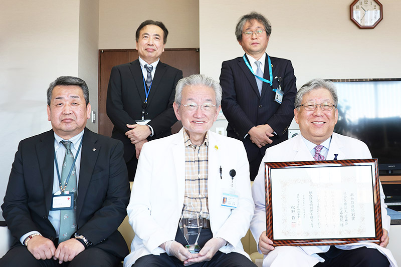 高知日赤センター様と社会医療法人近森会 相談役近森正幸と理事長入江博之